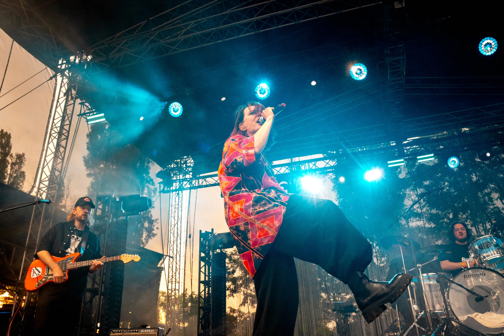 Izzy and the Black Trees live in colour