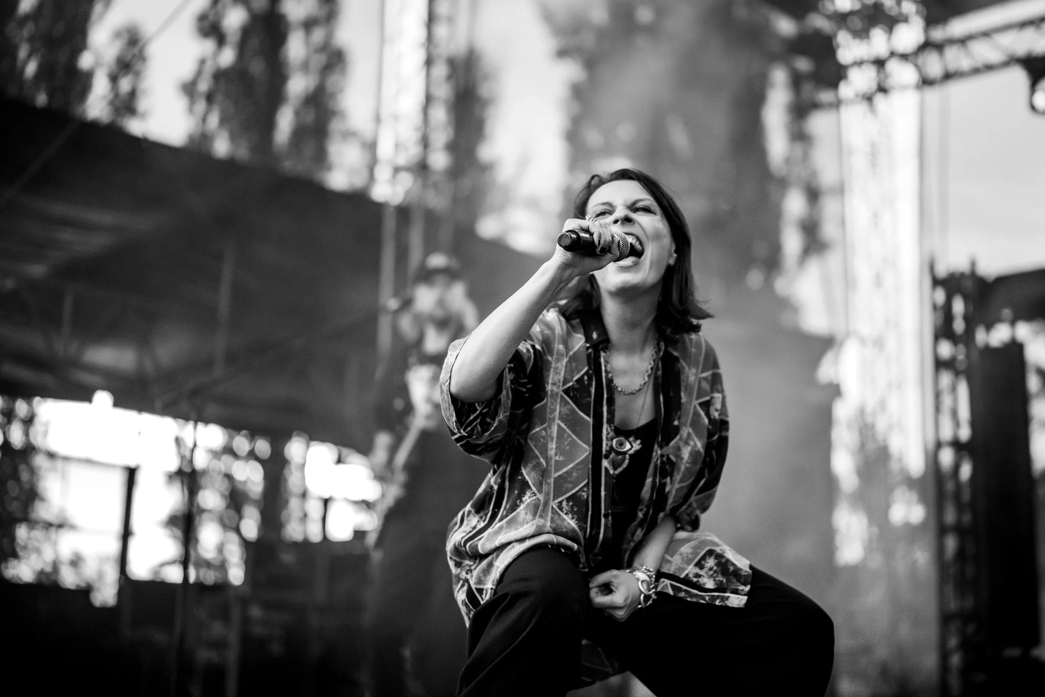 Izzy singing live